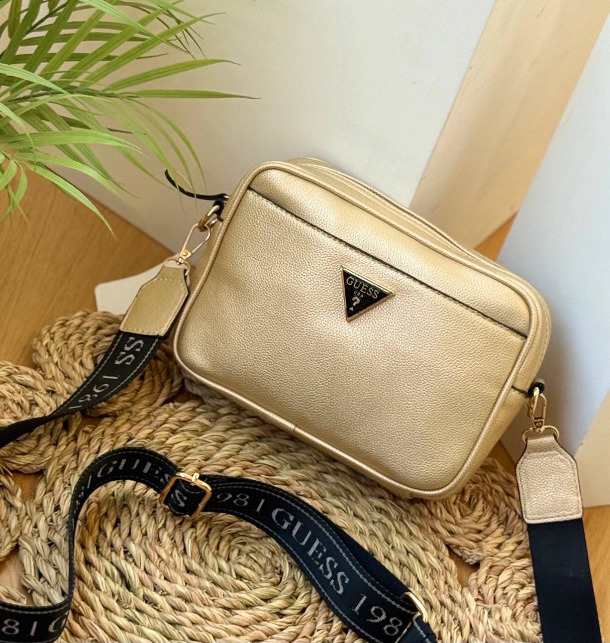 GUESS Womens Meridian Camera Crossbody
