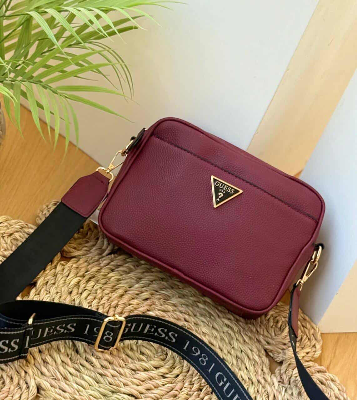 GUESS Womens Meridian Camera Crossbody
