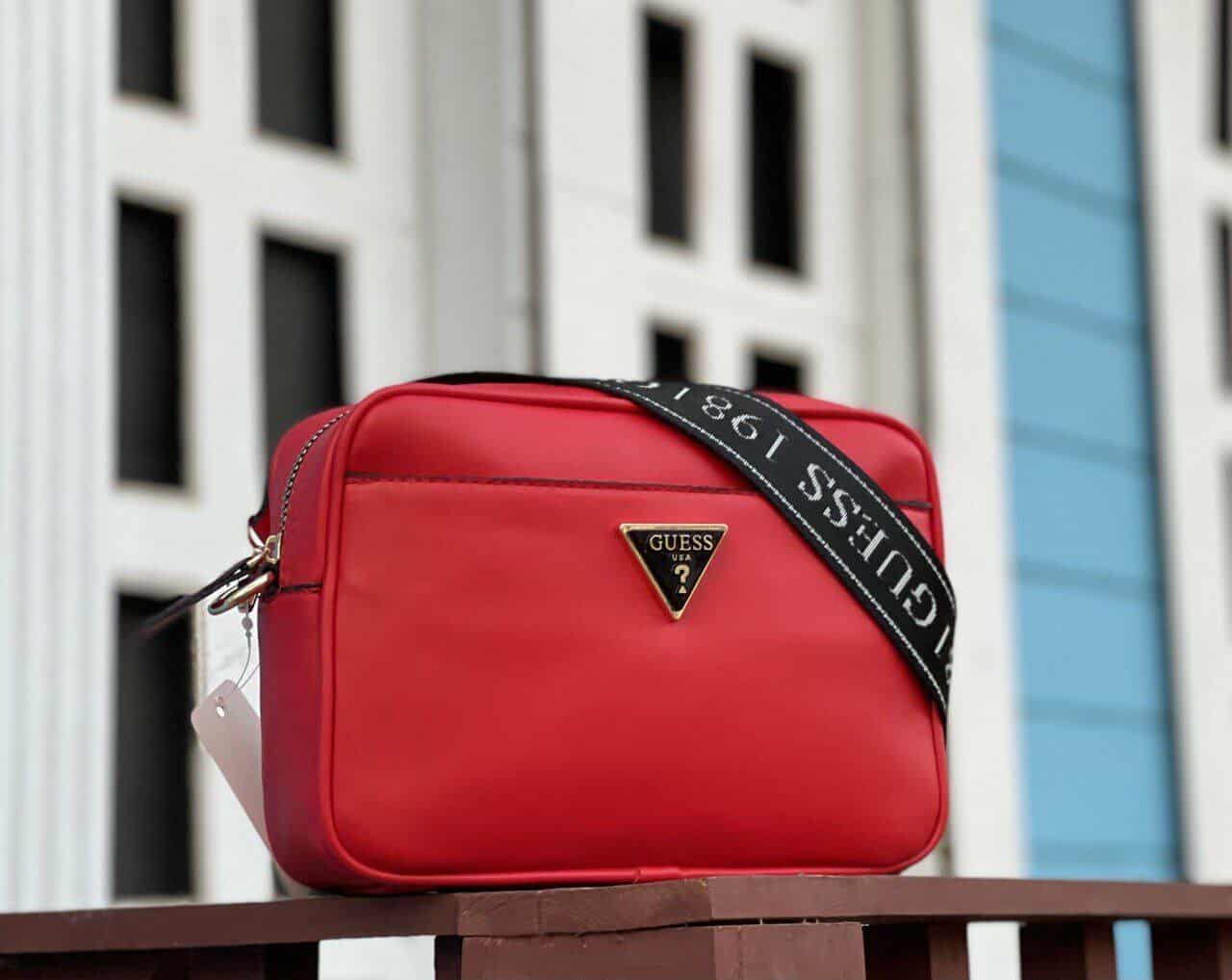 GUESS Womens Meridian Camera Crossbody