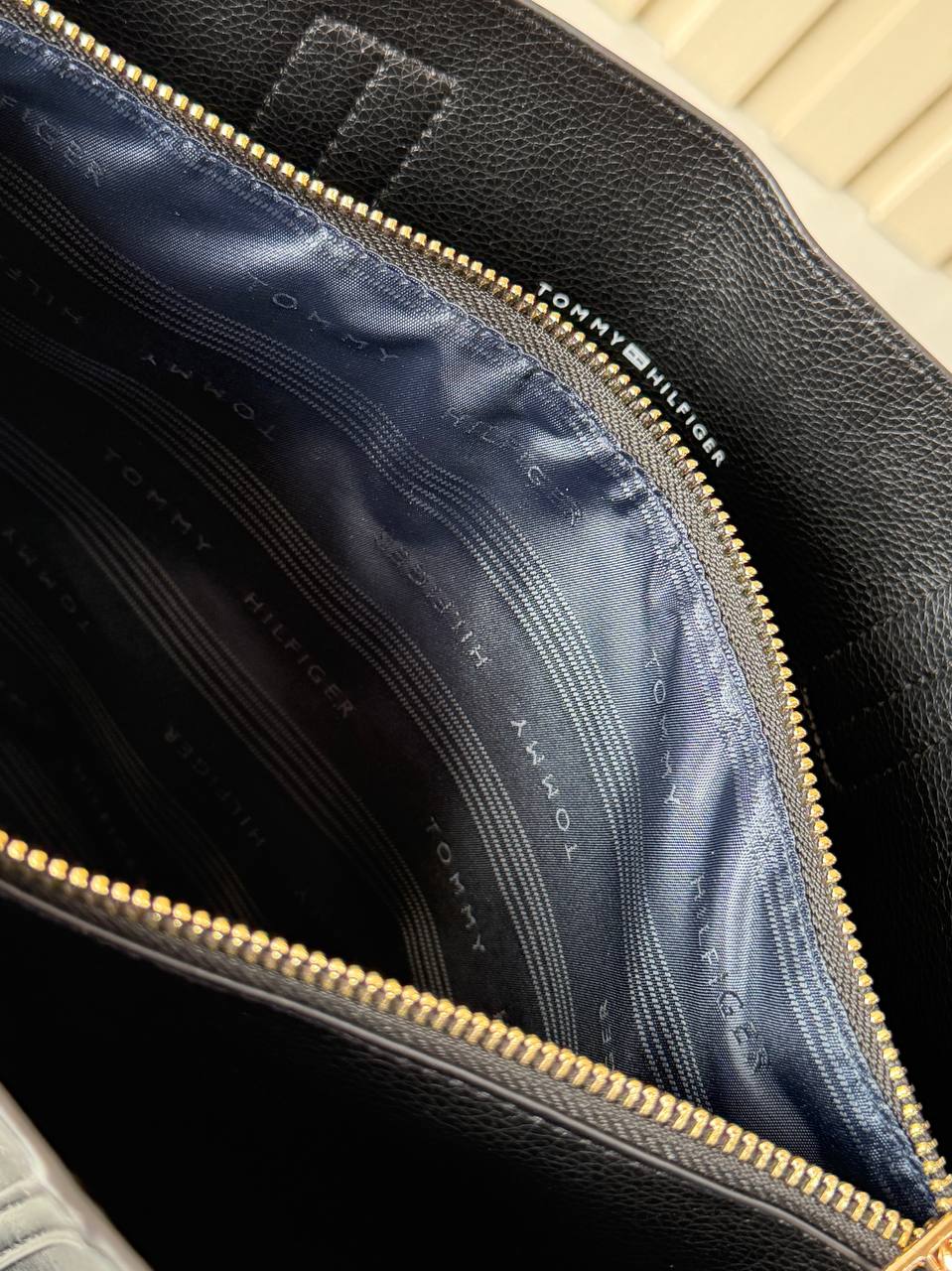 Tommy Hilfiger Signature Stripe Shoulder Bag - Original