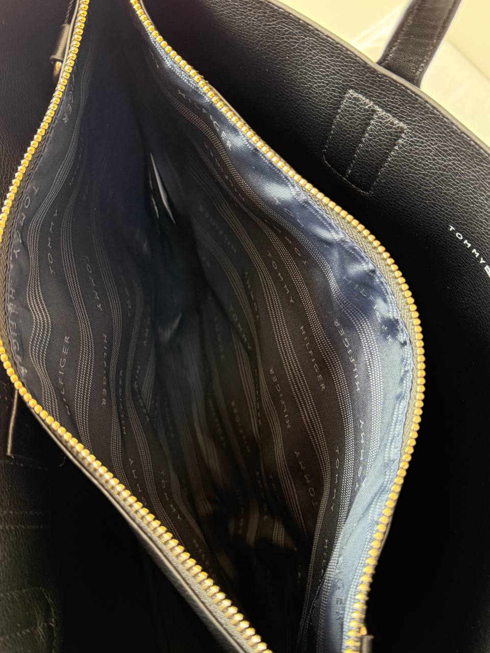 Tommy Hilfiger Signature Stripe Shoulder Bag - Original